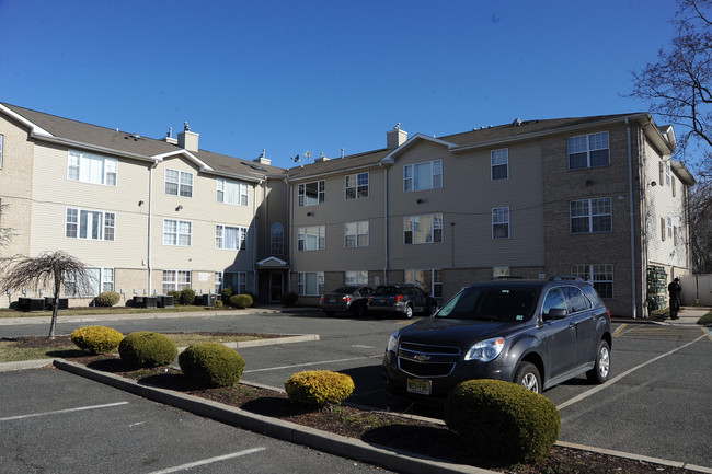 Hilton Gardens in Linden, NJ - Building Photo - Building Photo