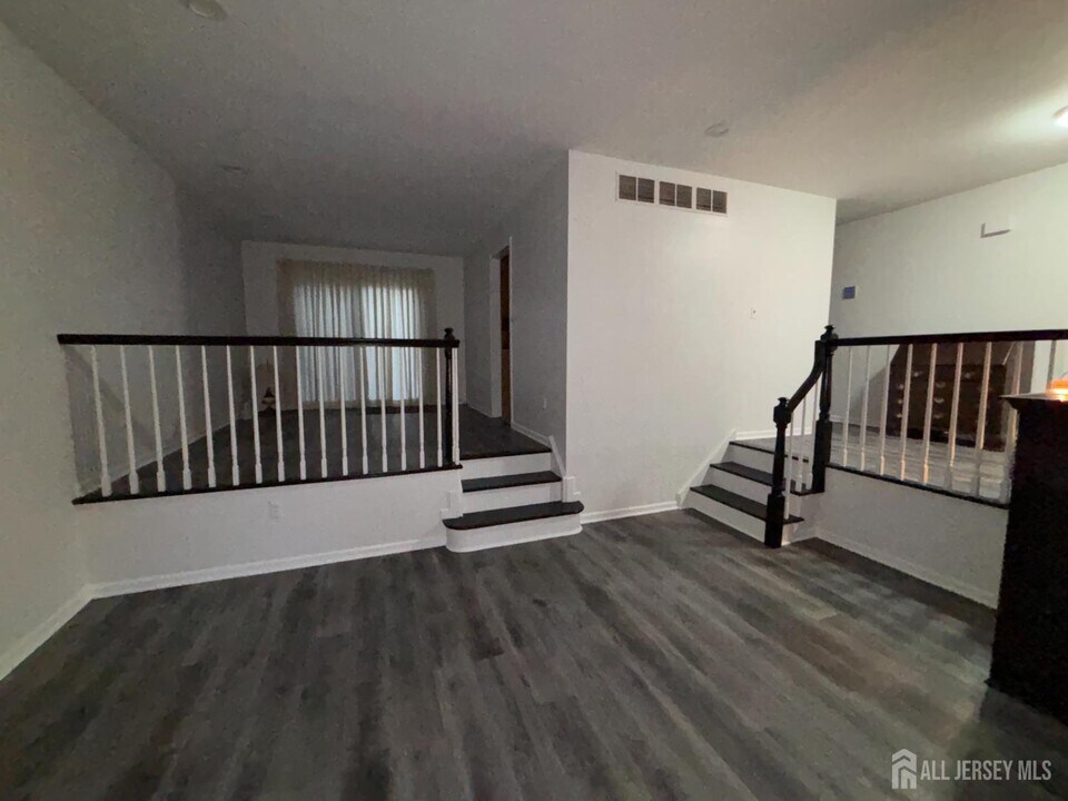 21 Teaberry Dr in Edison, NJ - Building Photo