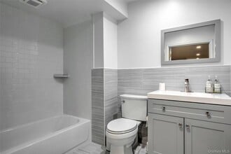 17 Cobbler Ln in East Setauket, NY - Foto de edificio - Building Photo