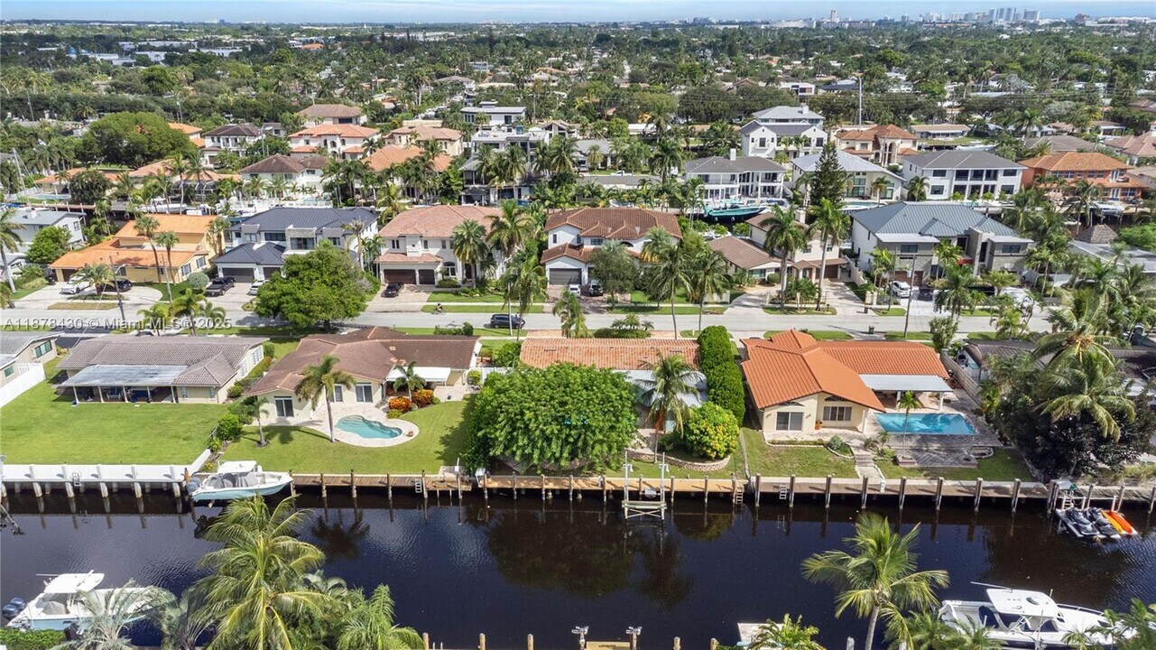 2530 NE 48th St in Lighthouse Point, FL - Foto de edificio