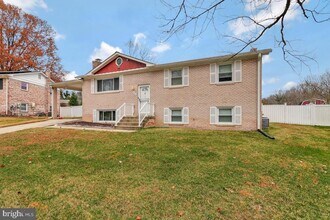 6912 Eilerson St in Clinton, MD - Foto de edificio - Building Photo