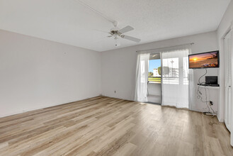2072 Cornwall D in Boca Raton, FL - Building Photo - Building Photo