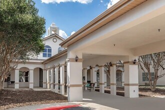 Valor Hill Apartments in San Antonio, TX - Foto de edificio - Building Photo