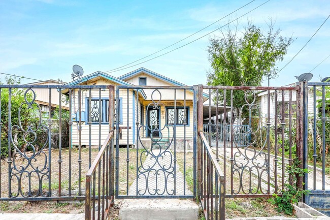 15 Ventura St in Laredo, TX - Foto de edificio - Building Photo