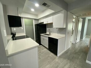 2211 E Cactus Rd in Phoenix, AZ - Building Photo - Building Photo