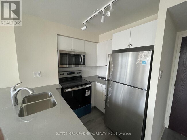 736 Bay St. in Toronto, ON - Building Photo - Building Photo