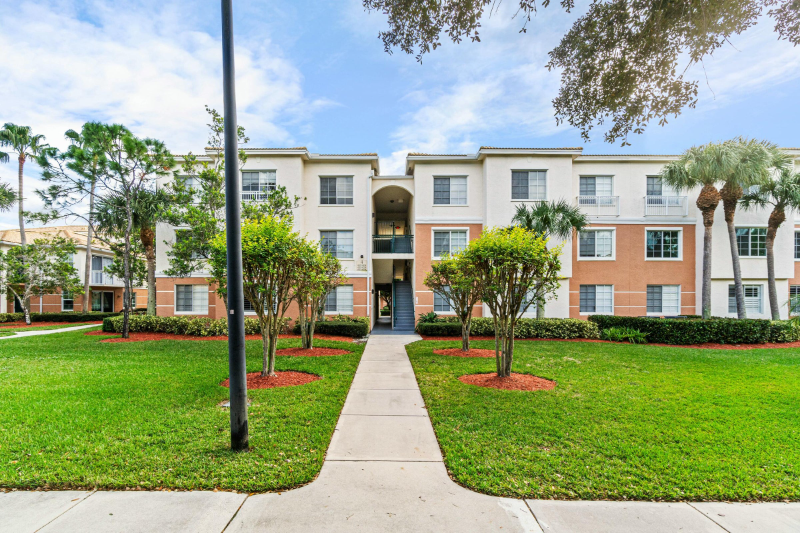 4104 Myrtlewood Cir E in Palm Beach Gardens, FL - Building Photo