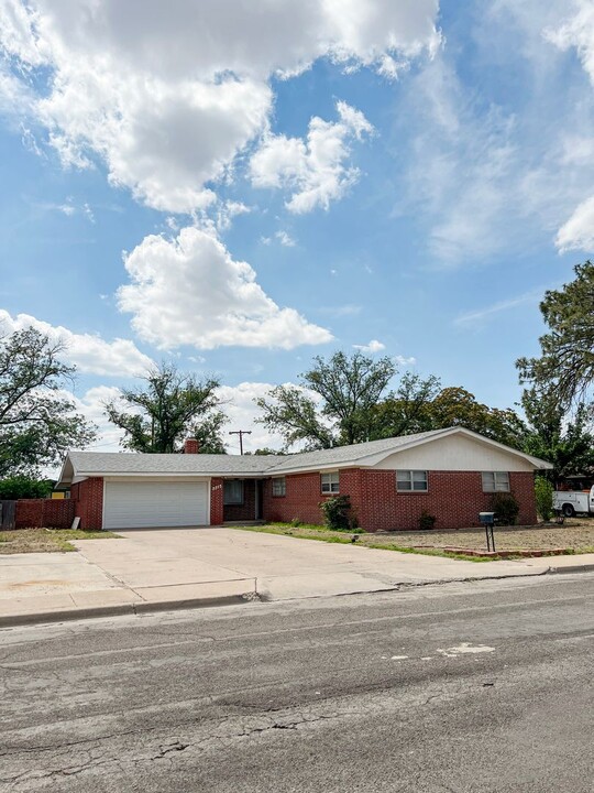 2313 N Cielo Dr in Hobbs, NM - Building Photo