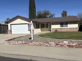1613 San Carlos Ln in Modesto, CA - Building Photo