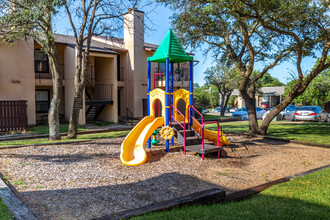 Corners in Desoto, TX - Foto de edificio - Building Photo