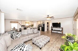 70 Gallinas Crk Rd in Pleasanton, TX - Foto de edificio - Building Photo