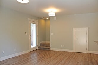 8840 SW 36th Ave in Portland, OR - Building Photo - Building Photo