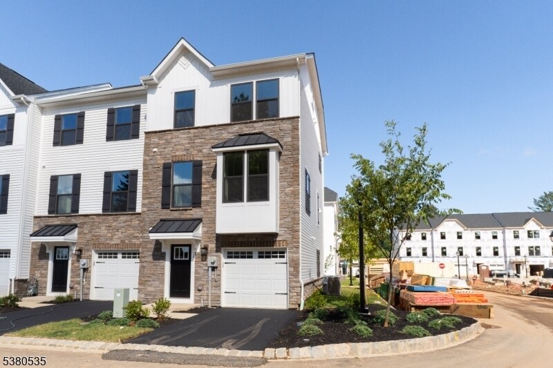 10 Saw Mill Cir in Warren, NJ - Building Photo