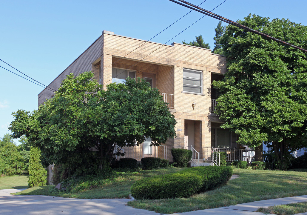 6509 Cheviot Rd in Colerain Township, OH - Foto de edificio