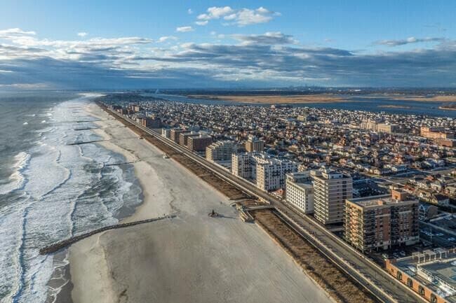 450 E Penn St in Long Beach, NY - Building Photo - Building Photo