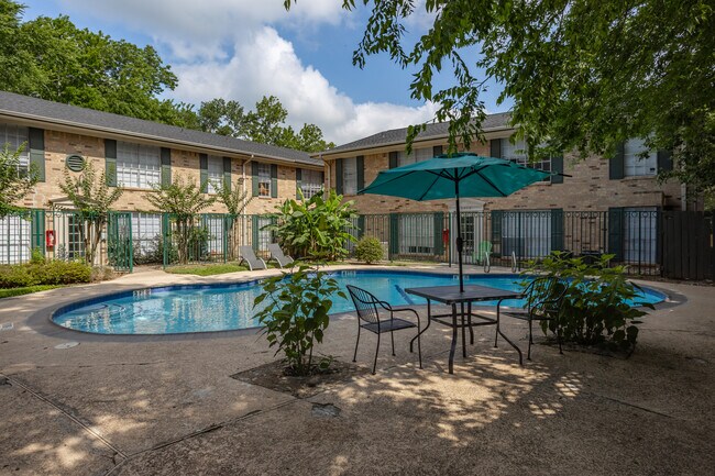 Hillside Chateau Apartments in Huntsville, TX - Foto de edificio - Building Photo
