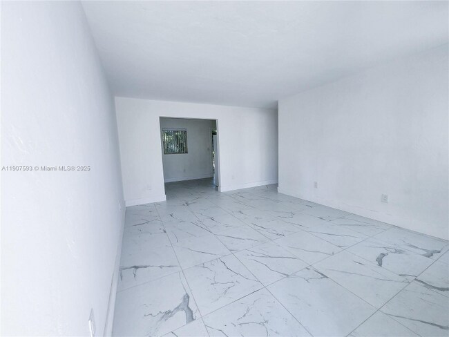2465 SW 27th St in Miami, FL - Building Photo - Building Photo
