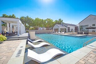 Pavilion Townplace at Inwood Village Apart in Dallas, TX - Building Photo