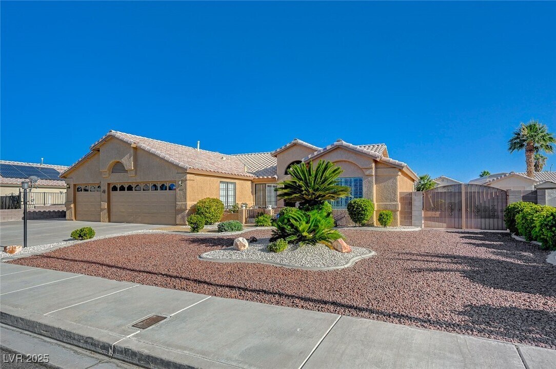 6317 W Canyon Ridge Dr in Las Vegas, NV - Building Photo
