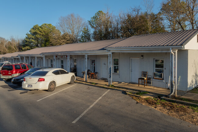 1211 S Lee Hwy in Cleveland, TN - Building Photo - Building Photo