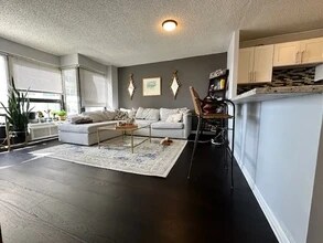 30 E Huron St, Unit 3706 in Chicago, IL - Building Photo - Building Photo