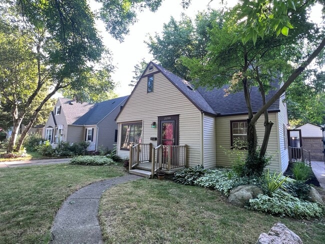 2216 Monroe Ave NW in Grand Rapids, MI - Building Photo - Building Photo