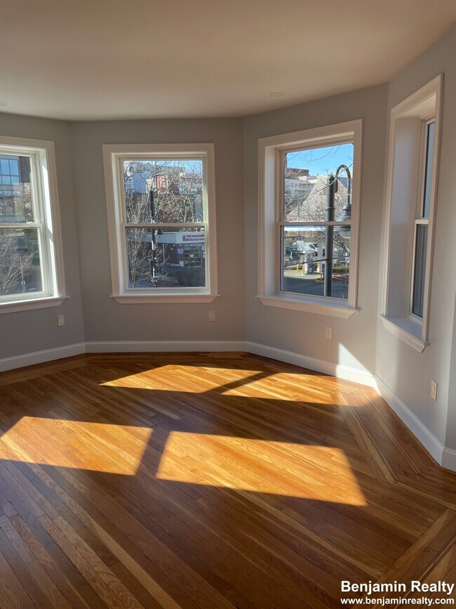 3 Alton Pl, Unit 2 in Brookline, MA - Foto de edificio - Building Photo