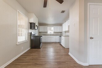 875 Utopia Ln in San Antonio, TX - Building Photo - Building Photo