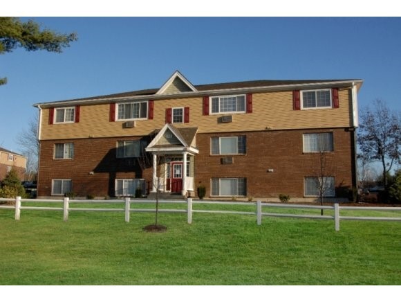 3961 Brown Ave in Manchester, NH - Foto de edificio
