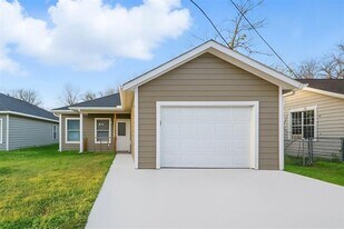 1436 E Broadway St in Gainesville, TX - Building Photo