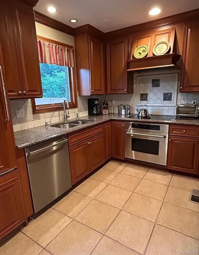 396 Chestnut Ave in East Meadow, NY - Building Photo - Building Photo