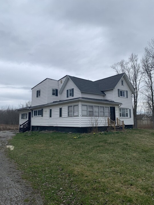 1697 Hilton Parma Corners Rd in Spencerport, NY - Building Photo