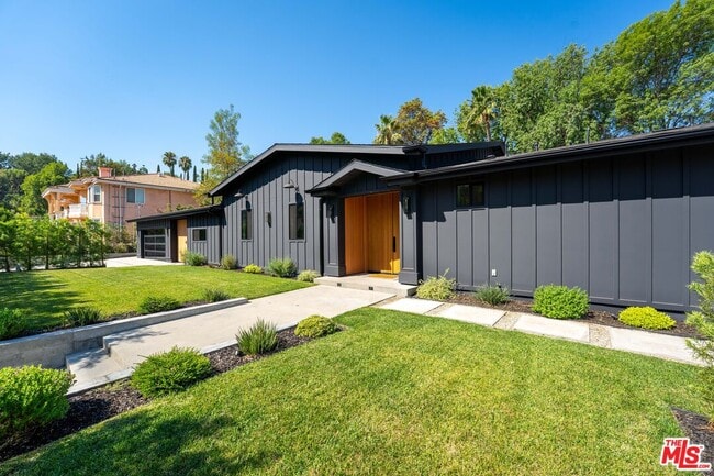 20215 Lorenzana Dr in Los Angeles, CA - Building Photo - Building Photo