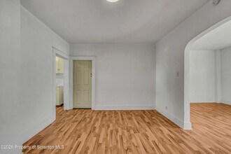 1807 Green Ridge St in Dunmore, PA - Building Photo - Building Photo