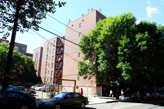 14220 41st Ave in Flushing, NY - Foto de edificio - Building Photo