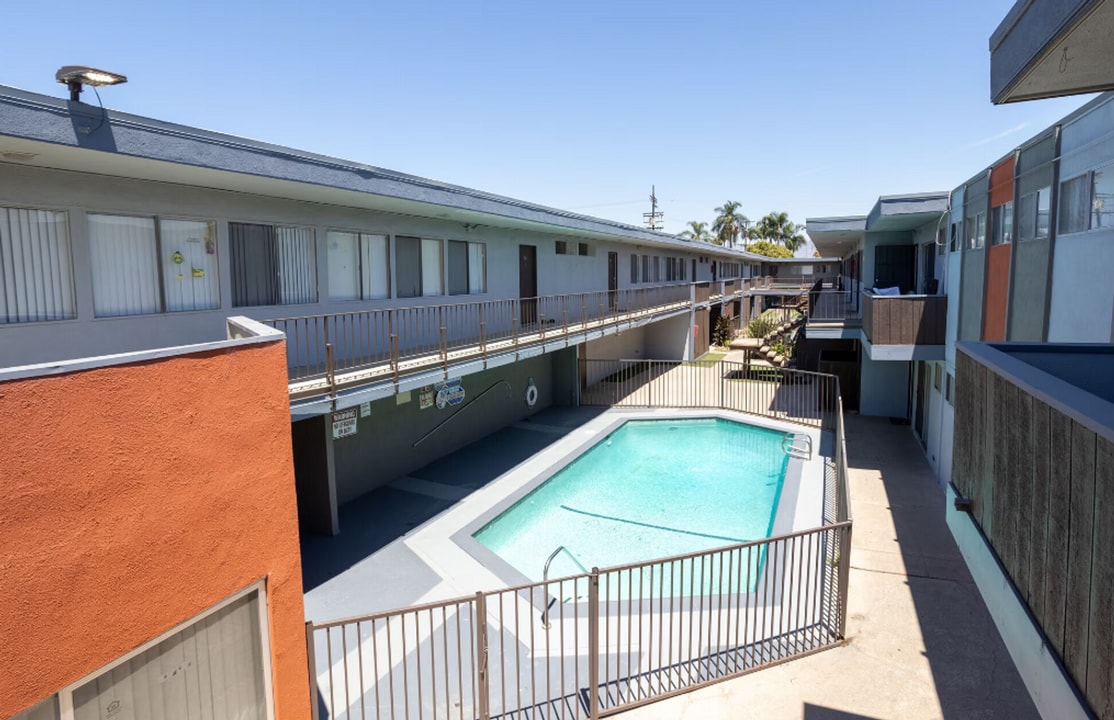 14612 Saticoy St in Los Angeles, CA - Building Photo
