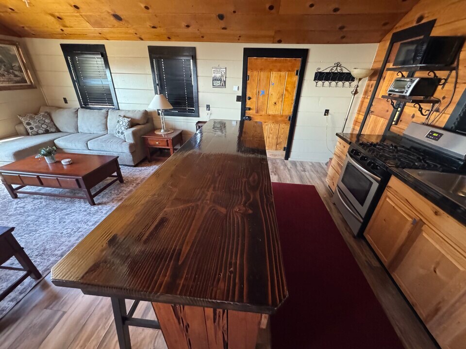24998 Ocean View Dr in Crestline, CA - Building Photo