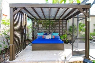 647 110th Ave N in Naples, FL - Building Photo