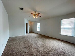 600 Golden Gate Dr in Leander, TX - Foto de edificio - Building Photo