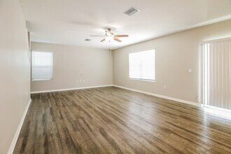 14471 Finsbury Dr in Spring Hill, FL - Foto de edificio - Building Photo