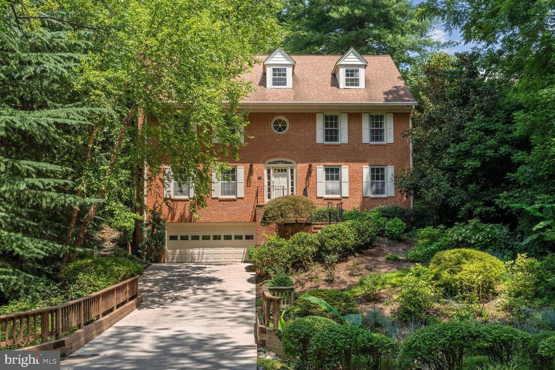 6207 Winnebago Rd in Bethesda, MD - Foto de edificio