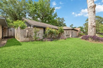 5618 Briarwick Ln in Houston, TX - Building Photo - Building Photo