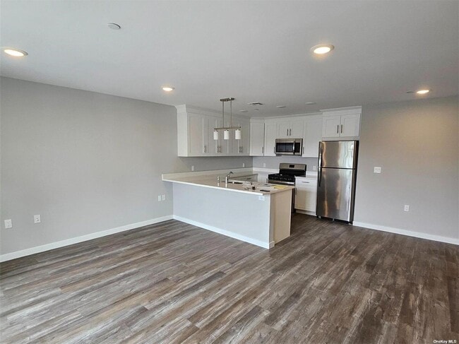 221 Eastview Dr in Central Islip, NY - Building Photo - Building Photo
