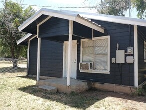 1025 Valley View St in Granbury, TX - Building Photo - Building Photo