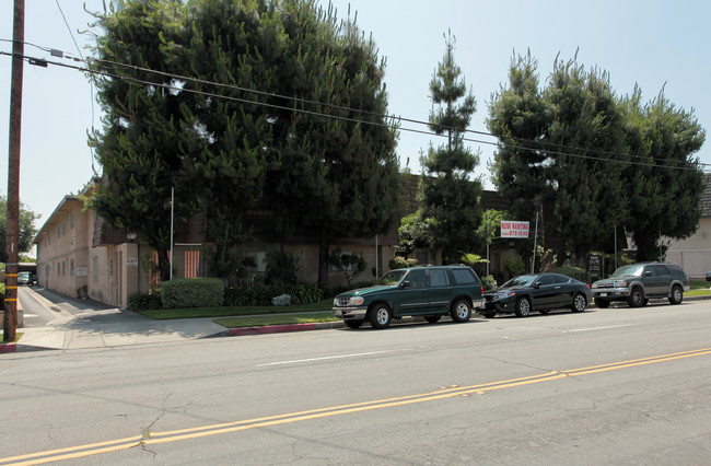 Pine Crest Apartments in Downey, CA - Foto de edificio - Building Photo