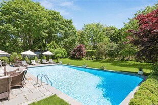 686 Hill St in Southampton, NY - Building Photo