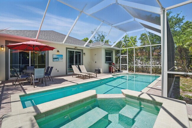 555 93rd Ave N in Naples, FL - Foto de edificio - Building Photo