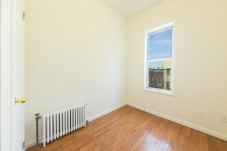 176 Kingsland Ave in Brooklyn, NY - Building Photo - Interior Photo