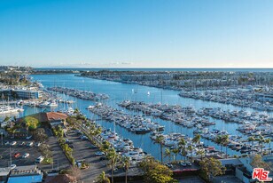 13700 Marina Pointe Dr in Marina Del Rey, CA - Building Photo