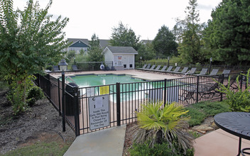 University Village at Clemson in Central, SC - Foto de edificio - Building Photo